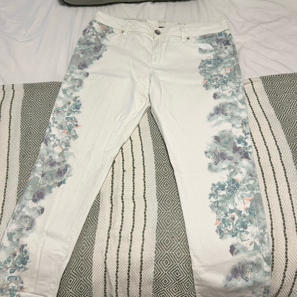 a.n.a White Jeans with Floral Design